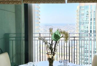 Lux BnB Standpoint Tower Burj&Sea Views has rooms with a private hot tub