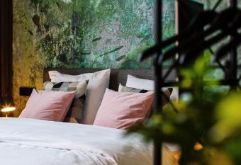 Daen   s Greenhouse has Balcony rooms