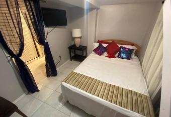 West NewYork NJ Cozy 2bed apt backyard to stay allows 18 year olds to book a room