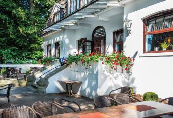 Hotel M  nnich allows 18 year olds to book a room