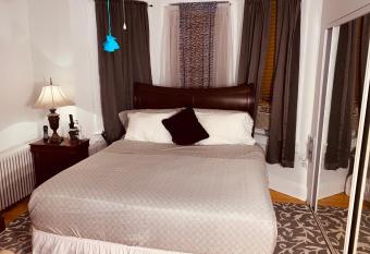 7 Room with Jacuzzi, Massage Seat, and Parking Spac, 15 mins in bus and 7 minutes via New York Waterway Ferry to the CITY - THE BEST CHOICES!! has rooms with a private hot tub