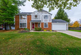 Exquisite Home Centrally Located has Balcony rooms