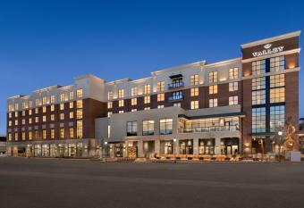 Valley Hotel Homewood Birmingham, Curio Collection by Hilton has Balcony rooms