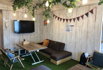 GLAMPEACE                   has rooms with a private hot tub