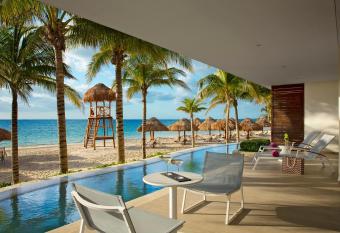 Secrets Riviera Canc  n Resort & Spa - Adults Only - All inclusive has rooms with a private hot tub