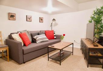 NEW Gorgeous Space in Moose Jaw Coffee Parking 4k Smart TV allows 18 year olds to book a room