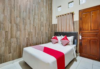 OYO 90908 Handika Jaya Mm allows 18 year olds to book a room