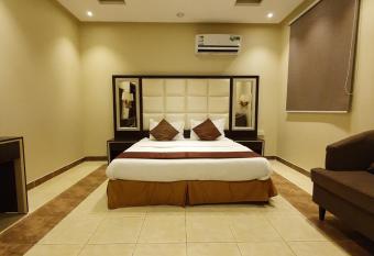                                          - La Casa Apartments has rooms with a private hot tub