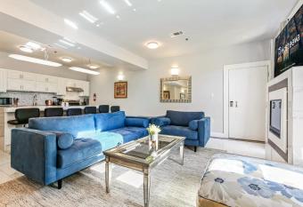 Private Urban Living Near French Quarter has Balcony rooms