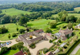 Upper Vobster Farm has Balcony rooms
