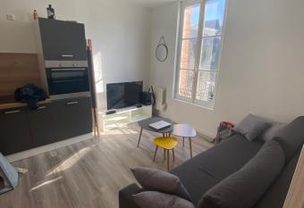 Cosy Flat Carteret - Appartement centre bourg - 4 personnes allows 18 year olds to book a room