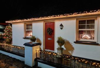 Kiltoy Cottage, Cosy 2 bedroomed Gate Lodge Cottage has Balcony rooms