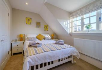 Upper Thames & Lower Thames - Stunning apartments allows 18 year olds to book a room