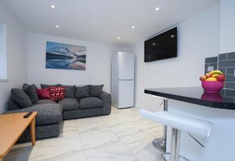 BIRMINGHAM HAGLEY WEST HOUSE, 5 bedrooms with 7 BEDS, 3x doubles beds, 4x singles beds,2 toilets,2 bathrooms,2 toilets, sleeps 7-10 people great motorway links M5 M6 M42 A38 A34 has Balcony rooms