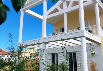 Villa 8 Islas has Smoking/Balcony rooms