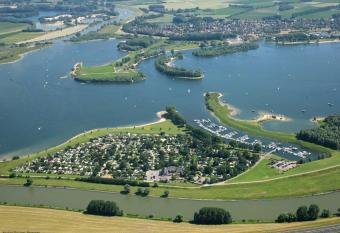 Recreatiepark Jachthaven De Veerstal Lathum - Luxe Chalet has Balcony rooms