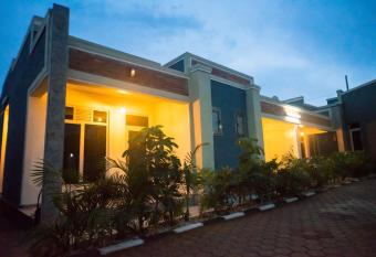 AVISHA TOWN HOTEL has rooms with a private hot tub