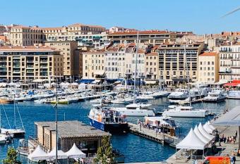 Le Phoc  en : T4 balcon vue Vieux-Port has rooms with a private hot tub