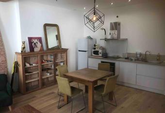 Grand T2 (60m2) Vieux port. allows 18 year olds to book a room