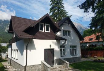 Vila Panduri 23 allows 18 year olds to book a room