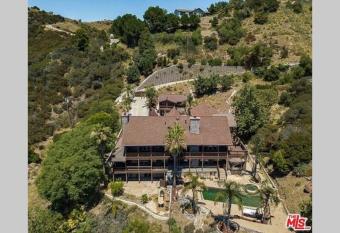 MAJESTIC MANSION in the HILLS of MALIBU has Balcony rooms