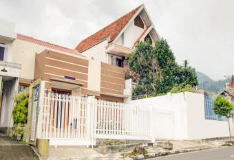 RedDoorz at WR Supratman Batu allows 18 year olds to book a room