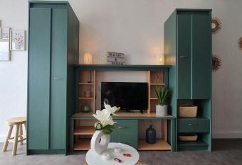 Studio les pied dans l eau ! allows 18 year olds to book a room