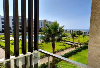 Appartement calme sur mer et piscine has Balcony rooms
