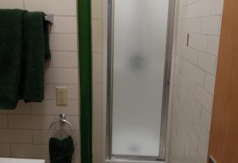 Schoolhouse Inn has rooms with a private hot tub