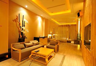 Dubai Motel has rooms with a private hot tub