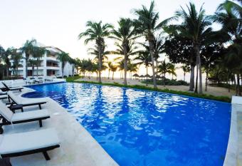 Beachfront Apartment Your Home in Cozumel has rooms with a private hot tub
