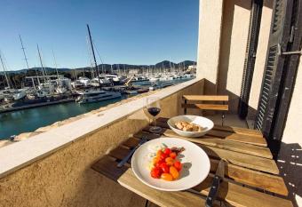 Modern Appartement - Les Pieds dans l Eau - Saint-Tropez 4 allows 18 year olds to book a room