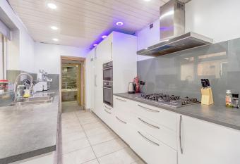 Luxury 4 bed house with Jacuzzi, we take deposits allows 18 year olds to book a room