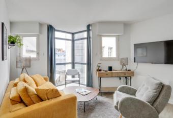 Sublime duplex Nantes Cath  drale allows 18 year olds to book a room