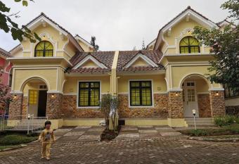 Wubao Villa dekat hotel Le Eminence Kota Bunga has Balcony rooms