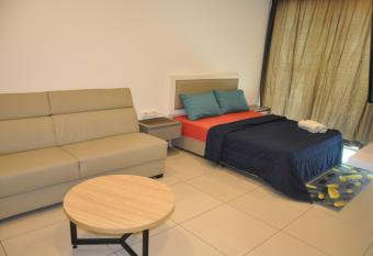 SYAHMI HOMESTAY KOMPLEKS EVO SEK 9 PUSAT BANDAR BARU BANGI has Balcony rooms