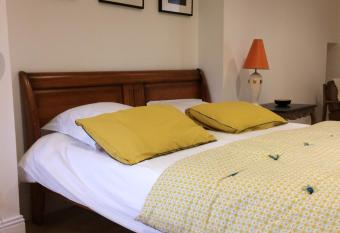 Chambre ind  pendante au Manoir de la C  linais c  t   cour has Balcony rooms