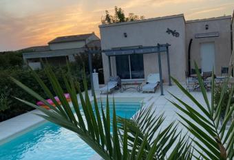 Studio ind  pendant au pied des dentelles de Montmirail allows 18 year olds to book a room