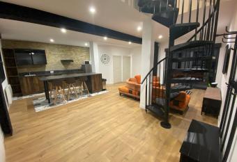 La S  cherie de Waldam pour 4 personnes allows 18 year olds to book a room