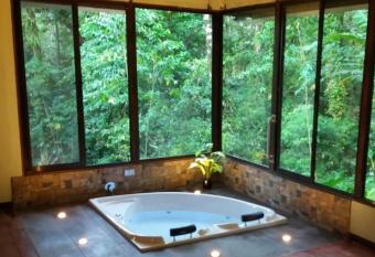 Tropical Suites & Villas has rooms with a private hot tub