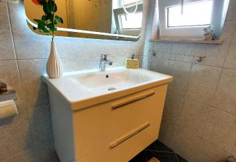 Apartments Jak  i   allows 18 year olds to book a room