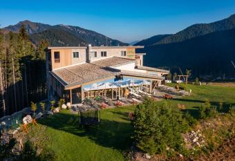 Strachan Family Jasn   has Balcony rooms