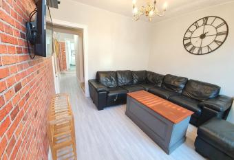 Victorian Home, 3BR, Airport, M1, 6 beds, sleeps 12 has Balcony rooms