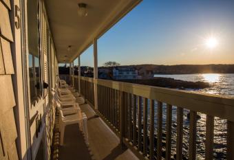 Bearskin Neck Motor Lodge has Balcony rooms