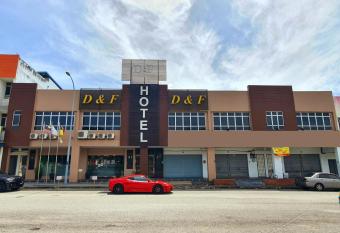 D&F BOUTIQUE HOTEL SENAWANG allows 18 year olds to book a room