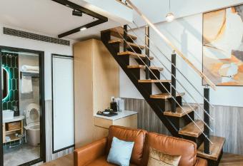 Shanghai Fish Inn People Square allows 18 year olds to book a room