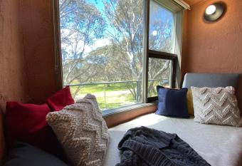 Snowgums 11 allows 18 year olds to book a room