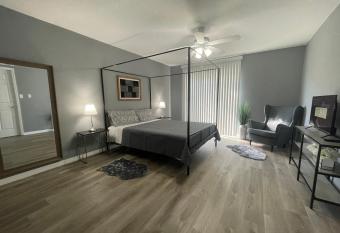 Downtown Sarasota House By Siesta Key, Golfing and Pinecraft allows 18 year olds to book a room