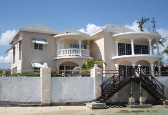 Triplets on the Bay has Balcony rooms