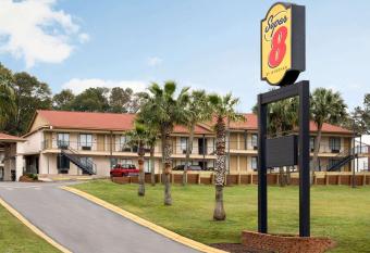 Opulent Oasis Motel Crestview has Smoking rooms